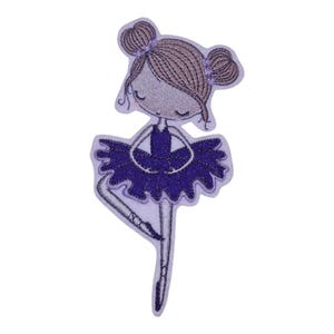Könnte beinhalten: Lilafarbener gestickter Bügelaufkleber mit einer Ballerina mit braunen Haaren in einem Dutt.