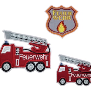 Könnte beinhalten: Drei gestickte Bügelbilder mit einem roten Feuerwehrauto mit Leiter, dem Schriftzug "Feuerwehr" und einem grauen Schild mit dem Schriftzug "Feuerwehr" und einer Flamme.
