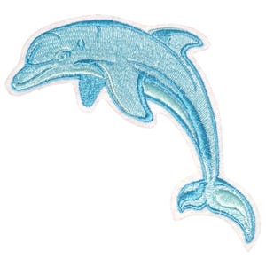 Könnte beinhalten: Ein hellblauer gestickter Aufnäher mit einem springenden Delfin.