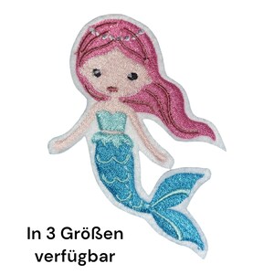 Könnte beinhalten: Gestickter Bügelaufkleber einer Meerjungfrau mit rosa Haaren und blauem Schwanz. Der Text "In 3 Größen verfügbar" befindet sich unterhalb der Meerjungfrau.
