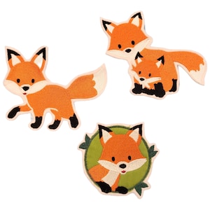 Könnte beinhalten: Drei gestickte Bügelbilder mit Füchsen. Das erste Bügelbild zeigt einen Fuchs mit braunem Körper und weißem Maul. Das zweite Bügelbild zeigt einen größeren Fuchs mit einem kleineren Fuchs in seinem Körper. Das dritte Bügelbild zeigt einen Fuchs in einem grünen Kreis mit Blättern.