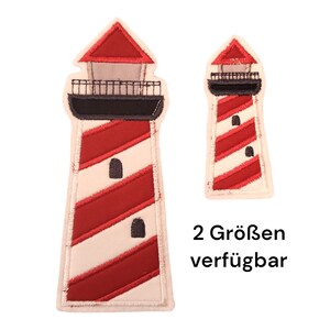 Könnte beinhalten: Zwei rote und weiße gestreifte Leuchtfeuer-Patches mit schwarzen Details. Der größere Patch ist etwa 12,7 cm hoch und der kleinere Patch ist etwa 7,6 cm hoch. Der Text "2 Größen verfügbar" ist unter den Patches gedruckt.