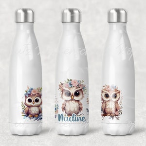 Könnte beinhalten: Drei weiße Wasserflaschen aus Edelstahl mit einem Blumenmuster und einer Eule mit einer Blumenkrone. Die mittlere Flasche hat den Namen "Nadine" aufgedruckt.