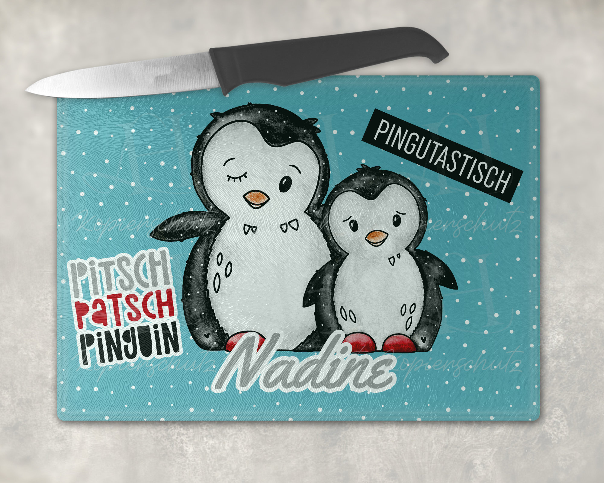 Niedlicher Pinguin mit Geschenk in Schneekuppel Glas