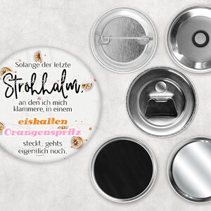 Könnte beinhalten: Eine Sammlung runder Metallabzeichen mit verschiedenen Rückseiten. Ein Abzeichen zeigt den Text "Solange der letzte Strohhalm... Orangenspritz" mit Illustrationen von Orangenscheiben. Weitere Abzeichen umfassen eine Anstecknadel, einen Magneten, einen Flaschenöffner und einen Spiegel.