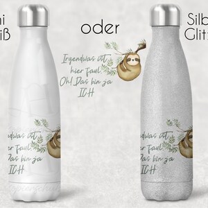 Könnte beinhalten: Zwei Edelstahl-Wasserflaschen mit einem Faultier-Design. Eine Flasche ist weiß und die andere ist silberfarben mit Glitzer. Der Text auf den Flaschen lautet "Irgendwas ist hier Faul. Oh! Das bin ja ICH", was übersetzt "Irgendwas ist hier faul. Oh! Das bin ja ich!" bedeutet.