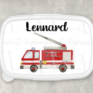 Könnte beinhalten: Weiße Lunchbox mit einer roten Feuerwehrwagen-Illustration und dem Namen "Lennard" auf der Vorderseite.