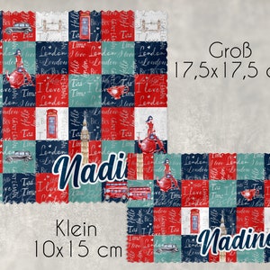 Könnte beinhalten: Zwei Stoffquadrate mit London-Motiv. Das größere Quadrat ist 17,5 cm x 17,5 cm groß und das kleinere Quadrat ist 10 cm x 15 cm groß. Beide Quadrate haben ein Patchwork-Design in den Farben Rot, Weiß, Blau und Grün. Die Quadrate zeigen verschiedene London-Motive und Texte, darunter Big Ben, einen roten Doppeldeckerbus, eine rote Telefonzelle und die Worte "I love London". Das größere Quadrat trägt den Namen "Nadi" in großer Schrift, und das kleinere Quadrat trägt den Namen "Nadine" in großer Schrift.