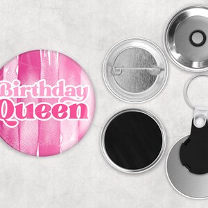Könnte beinhalten: Rosa-weißer Knopf mit dem Text "Birthday Queen" in rosa Buchstaben. Der Knopf befindet sich auf einem weißen Hintergrund mit einer silbernen Nadelrückseite und einer silbernen Rückseite.