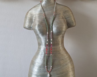 Collier à pompons nobles - unique - pompon décoratif argenté - kaki - corail - crème - perles en bois