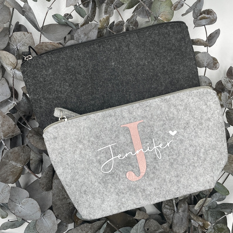 Personalized felt cosmetic bag with name Gift for woman Mom Mother's Day Make-up bag Birthday Best friend Toiletry bag image 2