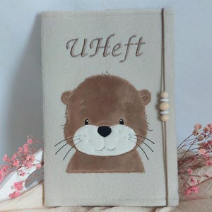 Couverture pour livret U en feutre - brodée d'une jolie loutre - personnalisable avec nom - couverture pour passeport mère / passe maman / livret U