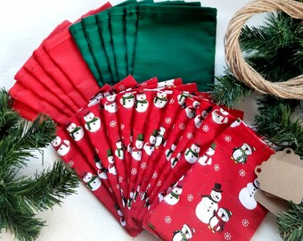 Tyg adventskalender - med tygpåsar att fylla sig med, i rött och grönt med snögubbe och julpingvin