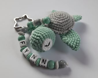 Schlüsselanhänger mit Name und  gehäkelter Schildkröte in Wunschfarbe - personalisierbares Geschenk