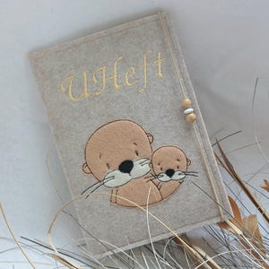 Couverture pour livret U en feutre - brodée d'une jolie loutre - personnalisable avec nom - couverture pour passeport mère / passe maman / livret U