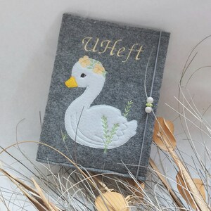 Etui pour U-Heft en feutrine - brodé d'un joli cygne - personnalisable avec prénom - étui passe mère / Mamipass / U-Heft