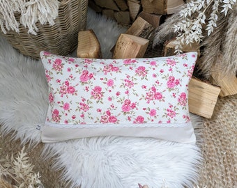 Kissenhülle Kissenbezug Dekokissen Landhauskissen Blumen Creme Pink Spitzenband 50x30cm Weiß