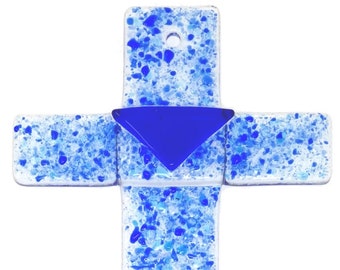 Könnte beinhalten: Ein blaues und weißes Glaskreuz mit einem blauen Dreieck in der Mitte. Das Kreuz ist aus Buntglas gefertigt und hat ein gesprenkeltes Muster.