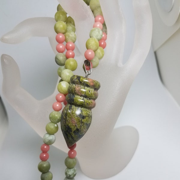 Collier en jade mat avec un grand pendule kunzite et des perles de rhodocrosite.  Comprend des boucles d’oreilles assorties.