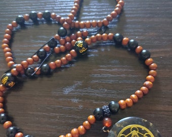Mala de resina colgante con mantra ensartado en hilo de nailon con cuentas de madera y ónix negro