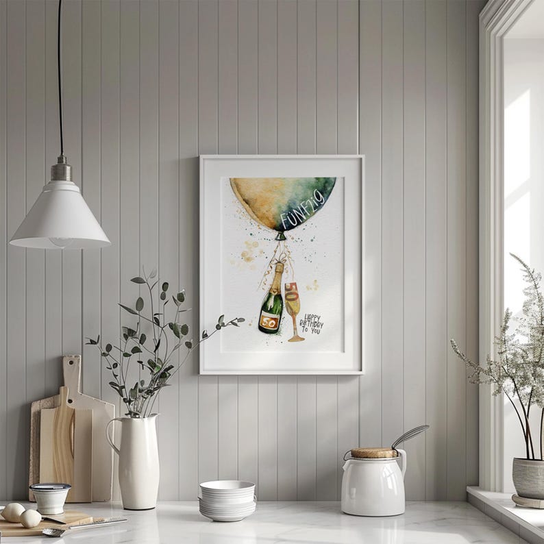 Peut inclure: Une peinture &agrave; l'aquarelle d'une bouteille de champagne et d'un verre attach&eacute;s &agrave; un ballon avec le num&eacute;ro 50 et le mot "FUN50" dessus. Le texte "Joyeux anniversaire &agrave; toi" est &eacute;crit sous la bouteille et le verre.
