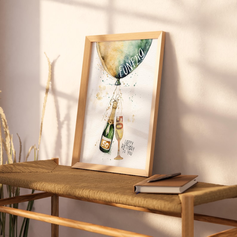 Peut inclure: Une peinture &agrave; l'aquarelle d'une bouteille de champagne et d'un verre avec un ballon qui dit "Funfzig" et "Joyeux anniversaire".