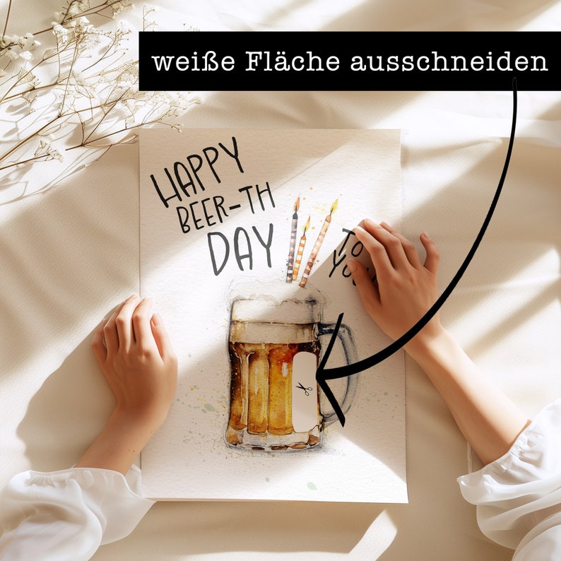 K&ouml;nnte beinhalten: Eine Aquarell-Illustration eines Bierkruges mit Kerzen darauf. Der Text "Happy Beer-th Day" steht &uuml;ber dem Krug. Das Bild ist auf wei&szlig;em Hintergrund.