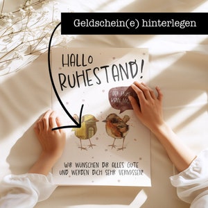 May include: A white card with the text "Hallo Ruhestand!" and a cartoon image of two robins. The text "Der frohe Vogel kann mich jetzt besuchen" is in a speech bubble above the robins. The text "Wir w&uuml;nschen dir alles Gute und werden dich sehr vermissen!" is at the bottom of the card. The card is on a white surface with a hand holding a bill over the card.