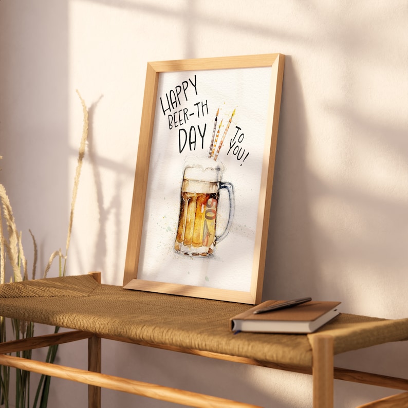 K&ouml;nnte beinhalten: Eine Aquarell-Illustration eines Bierkruges mit Kerzen darin. Der Text lautet "Happy Beer-th Day To You!"