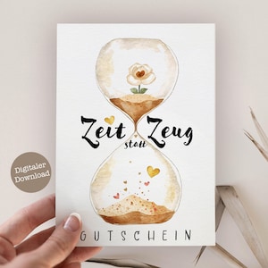 Puede incluir: Tarjeta de regalo estilo acuarela con un diseño de reloj de arena, una flor y corazones. La tarjeta tiene el texto alemán "Zeit statt Zeug" y "Gutschein" en escritura negra. La tarjeta es sostenida por una mano.