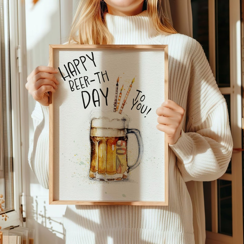 K&ouml;nnte beinhalten: Eine wei&szlig;e Karte mit dem Text "Happy Beer-th Day To You!" und einer Aquarell-Illustration eines Bierkruges mit Kerzen.