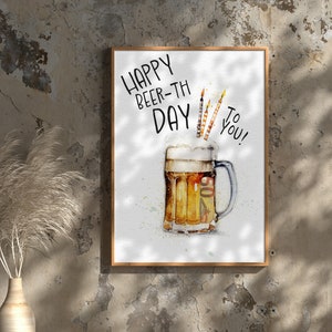 K&ouml;nnte beinhalten: Eine Aquarell-Illustration eines Bierkruges mit Kerzen darauf. Der Text "Happy Beer-th Day To You!" steht auf der Karte.