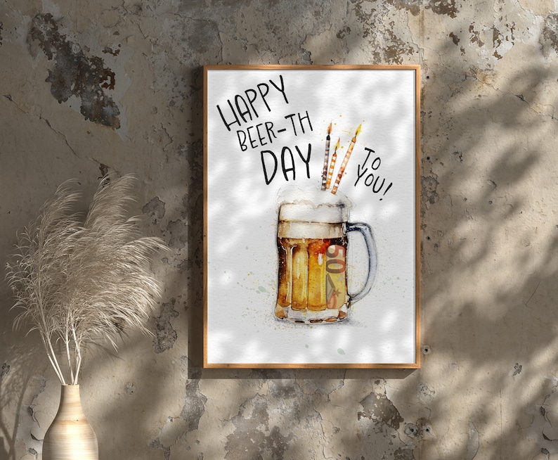 K&ouml;nnte beinhalten: Eine Aquarell-Illustration eines Bierkruges mit Kerzen darauf. Der Text "Happy Beer-th Day To You!" steht auf der Karte.