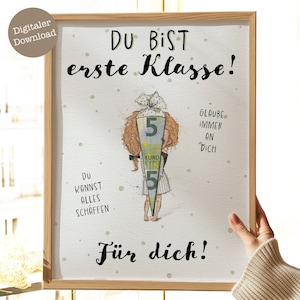 Puede incluir: Un póster imprimible con una ilustración de dibujos animados de una niña sosteniendo un cono escolar decorado con un billete de 5 euros. El texto en el póster dice "DU BIST erste Klasse!" y "DU KANNST ALLES SCHAFFEN" y "GLAUBE IMMER AN DICH" y "Für dich!"