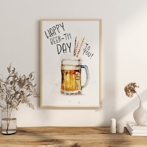 K&ouml;nnte beinhalten: Eine Aquarell-Illustration eines Bierkruges mit Kerzen darauf. Der Text "Happy Beer-th Day To You!" steht &uuml;ber dem Krug.