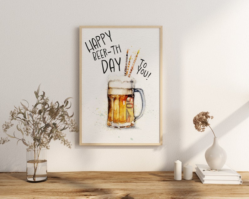 K&ouml;nnte beinhalten: Eine Aquarell-Illustration eines Bierkruges mit Kerzen darauf. Der Text "Happy Beer-th Day To You!" steht &uuml;ber dem Krug.