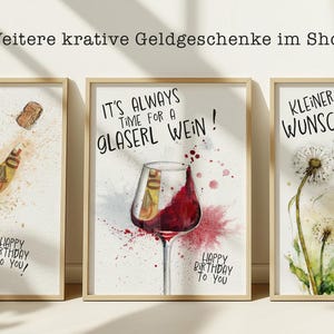 K&ouml;nnte beinhalten: Drei gerahmte Aquarell-Illustrationen mit dem Text "Was du heute kannst entkorken, das verschieb nicht auf morgen", "It's always time for a Glaserl Wein!" und "Kleiner Wunscherf&uuml;ller". Jede Illustration zeigt eine Geburtstagsnachricht und ein Geldgeschenk.