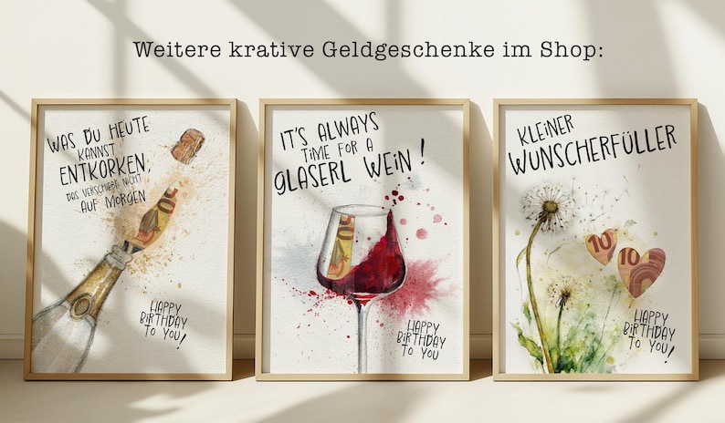 K&ouml;nnte beinhalten: Drei gerahmte Aquarell-Illustrationen mit dem Text "Was du heute kannst entkorken, das verschieb nicht auf morgen", "It's always time for a Glaserl Wein!" und "Kleiner Wunscherf&uuml;ller". Jede Illustration zeigt eine Geburtstagsnachricht und ein Geldgeschenk.