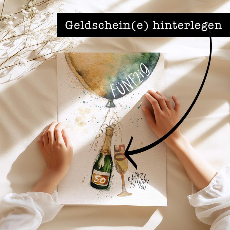 Peut inclure: Une illustration aquarelle d'une bouteille de champagne et d'un verre avec un ballon qui dit "F&uuml;nfzig" (cinquante) en allemand. L'illustration est sur un fond blanc avec des accents dor&eacute;s et verts. Le texte "Happy Birthday to You" est &eacute;crit sous la bouteille et le verre. L'image comprend le texte "Geldschein(e) hinterlegen" (d&eacute;poser de l'argent) en allemand.