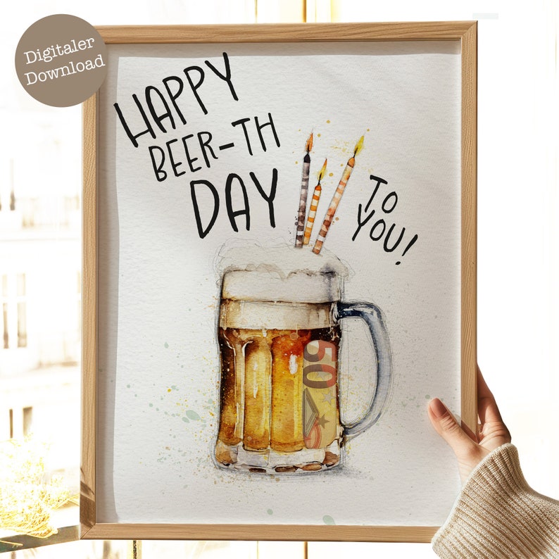 K&ouml;nnte beinhalten: Eine Aquarell-Illustration eines Bierkruges mit Kerzen darauf. Der Text "Happy Beer-th Day To You!" ist mit schwarzem Stift geschrieben.
