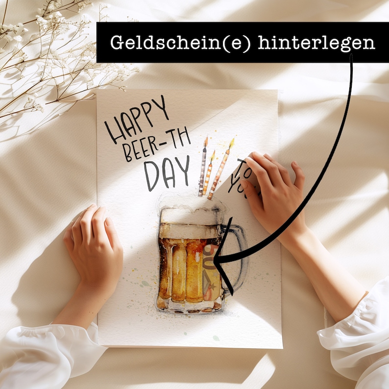 K&ouml;nnte beinhalten: Eine wei&szlig;e Karte mit den Worten "Happy Beer-th Day" in schwarzem Stift geschrieben. Unter dem Text befindet sich eine Aquarell-Illustration eines Bierkruges mit Kerzen darauf. Der Text "Geldschein(e) hinterlegen" ist in Schwarz auf einem wei&szlig;en Rechteck geschrieben.