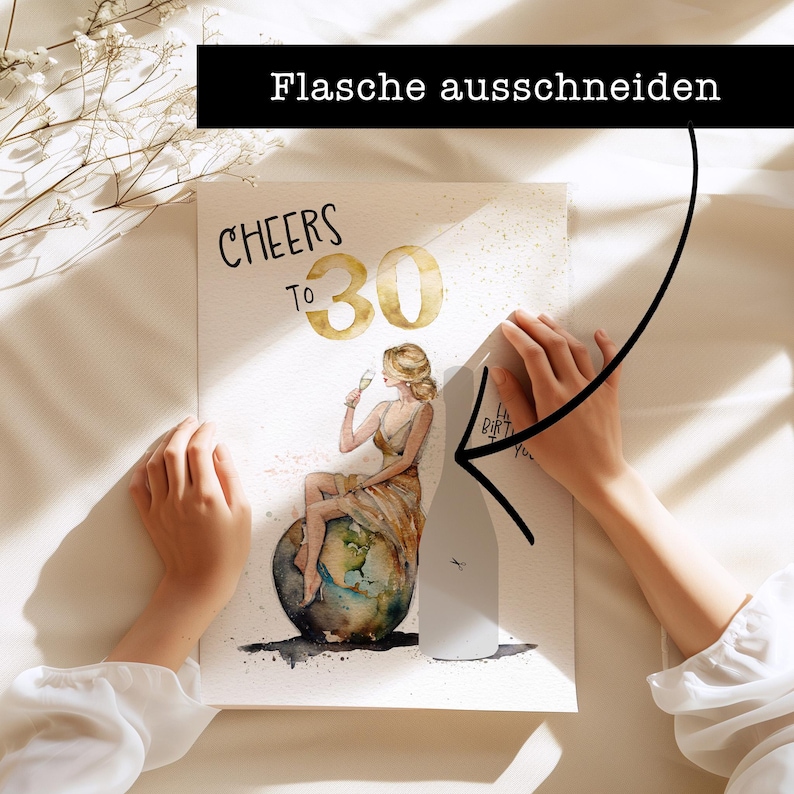 May include: A white card with the text "CHEERS TO 30" in black and gold lettering. A watercolor illustration of a woman sitting on a globe, holding a glass of champagne. The text "Flasche ausschneiden" is written in black on a white background.