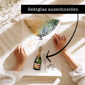 Peut inclure: Une illustration aquarelle d'une bouteille de champagne et d'un verre avec un ballon qui dit "F&uuml;nfzig" en texte blanc. Le ballon est vert, or et blanc. La bouteille de champagne est verte et or avec une &eacute;tiquette qui dit "50". Le verre est gris. Le texte "Happy Birthday To You" est &eacute;crit sous le verre.