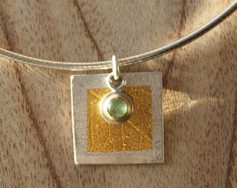 Kurze Silberkette mit Anhängern aus Silber und Feingold mit grünem Turmalin (Fair Trade)