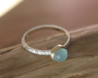 Dainty silver ring with floral surface pattern and aquamarine (rosecut) in solid 750 gold setting