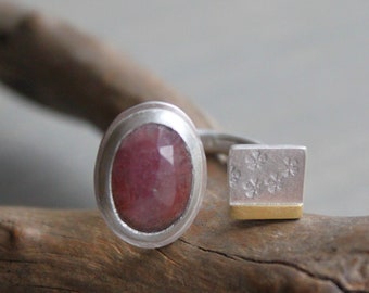 Offener Silberring (925/-) gehämmert und mattiert mit pinkfarbenem Rosecut-Saphir und Goldbelötung (750/-)