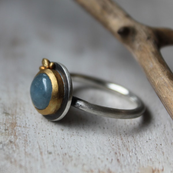 Ring aus Silber mit Aquamarin in Feingold