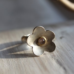 Flower-shaped silver ring with small tourmaline in fine gold frame image 1