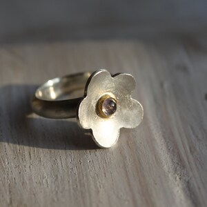 Flower-shaped silver ring with small tourmaline in fine gold frame image 2