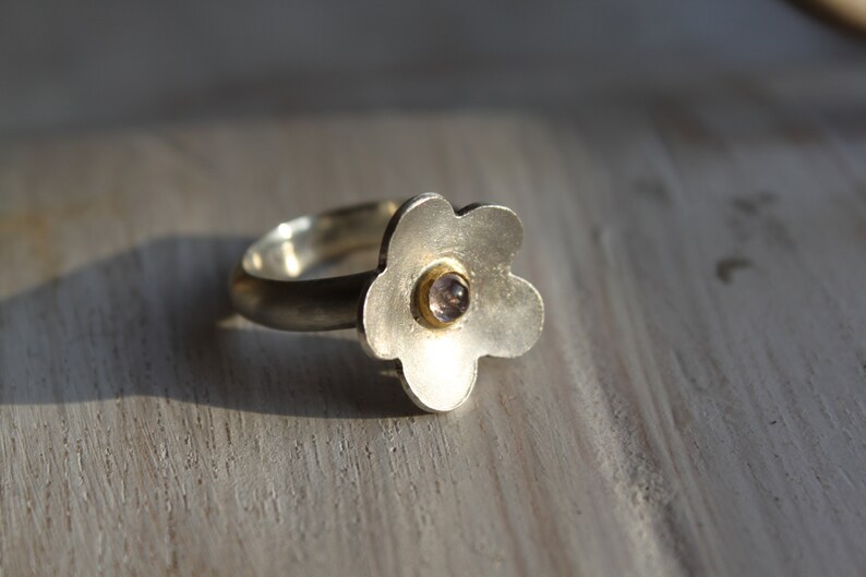 Flower-shaped silver ring with small tourmaline in fine gold frame image 2